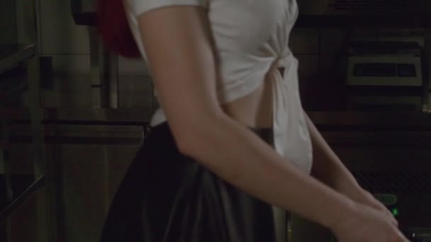 Οριζόντια βίντεο της σεξουαλικής γυναίκας σε μαύρη φούστα και t-shirt στο μαγείρεμα κουζίνα. Ενήλικο σέξι κορίτσι με κάλτσες στο γόνατο. — Αρχείο Βίντεο