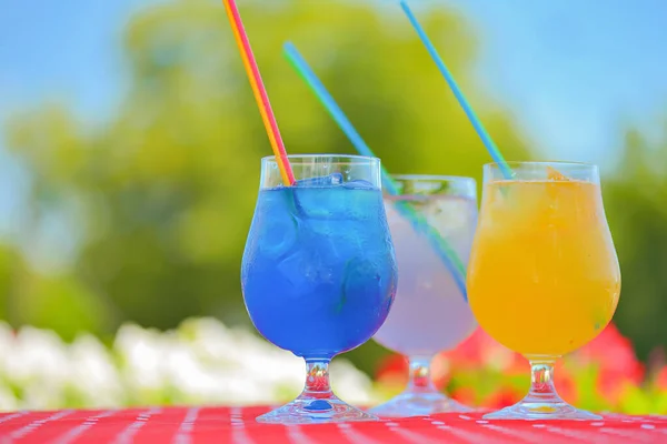 Três Refrigerantes Gelados Com Água Com Gás Refrescante Bebida Verão — Fotografia de Stock