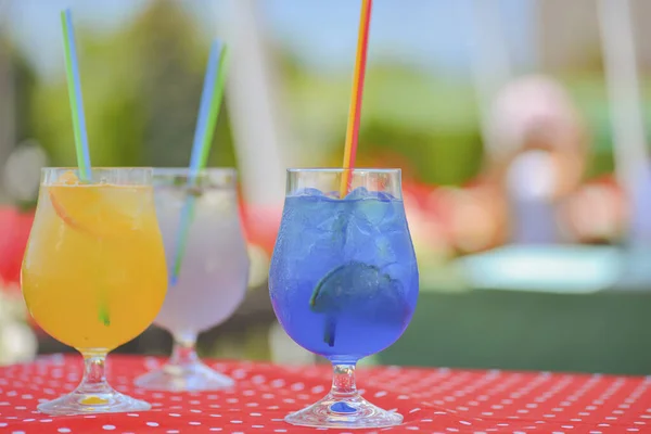 Três Refrigerantes Gelados Com Água Com Gás Refrescante Bebida Verão — Fotografia de Stock