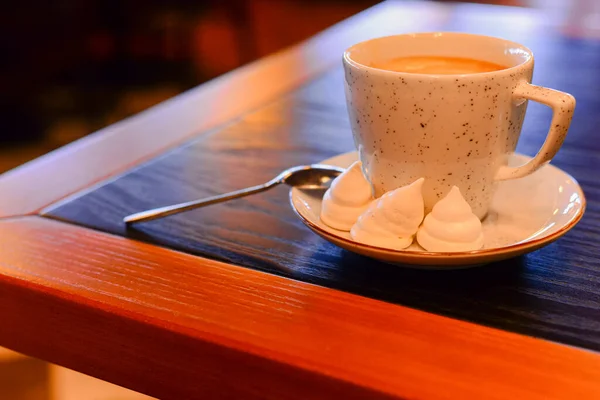 Csendélet Részletek Egy Csésze Kávé Egy Sötét Rusztikus Asztalon Kávészünet — Stock Fotó
