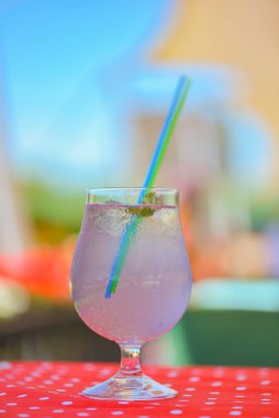 Dışarıda plastik kamışlı bir bardakta Lavander limonata içkisi. Taze doğal organik bitkisel meşrubat. Soğuk, ferahlatıcı yaz içeceği. Mevsimlik içki, alkol kokteyli. Kopyalama alanı olan pankart.