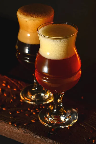 Dos Vasos Cerveza Tulipán Sobre Mesa Madera Oscura Sobre Fondo — Foto de Stock