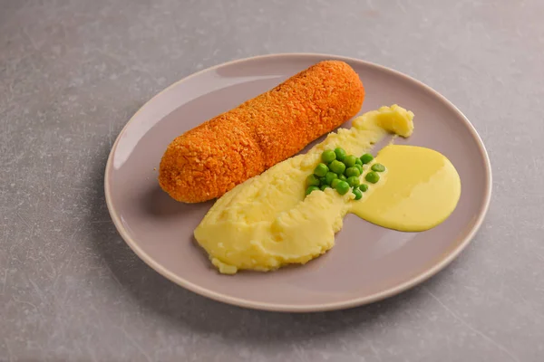 Cordon Bleu Kotlett Friterat Kött Serveras Med Potatismos Och Gröna — Stockfoto