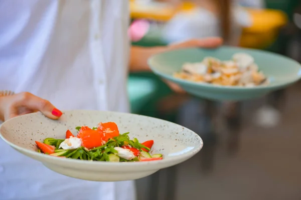 Empregado Servir Uma Refeição Num Restaurante Salada Salmão Massa Conceito — Fotografia de Stock