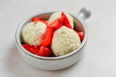 Taze organik çilekli ve hindistan cevizli vanilyalı dondurma. Beyaz arka planda izole edilmiş. Lezzetli yaz tatlıları.