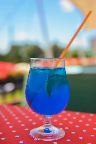 Bebida Coquetel Curaçao Azul Vidro Com Gelo Limão Fora Bebida — Fotografia de Stock