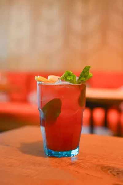 Röd Frukt Cocktail Dryck Med Hallon Mynta Och Mörka Rustika — Stockfoto