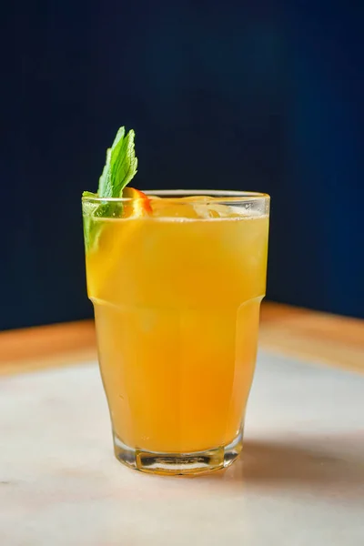 Frissítő Hideg Citrusital Mentával Hideg Nyári Ital Egy Pohárban Alkohol — Stock Fotó