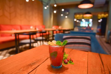 Barda ya da restoranda ahududu, nane ve buzlu kırmızı meyve kokteyli. Mevsimlik yaz içkisi, alkol ferahlatıcı içecek. Lokantada, evde yemek yemek..