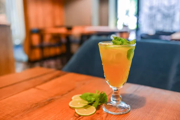 Refrescante Bebida Fría Cítricos Con Menta Bebida Fría Verano Servida — Foto de Stock