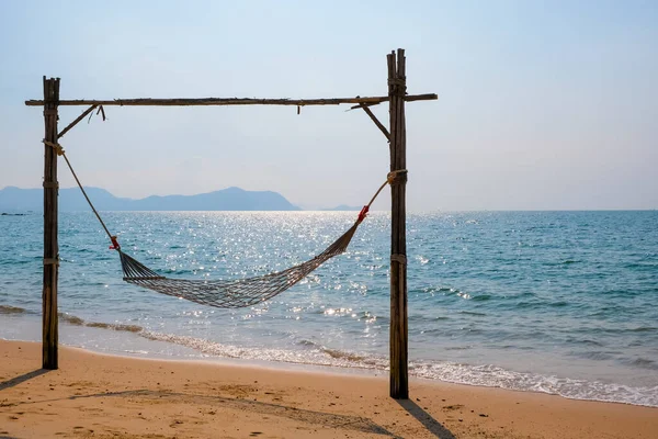 Romantisk Mysig Hängmatta Den Tropiska Stranden Vid Havet Lugn Och — Stockfoto