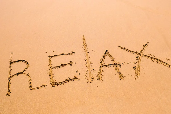 Word Relax Hand Den Sand Mit Einer Meereswelle Geschrieben Nahaufnahme — Stockfoto