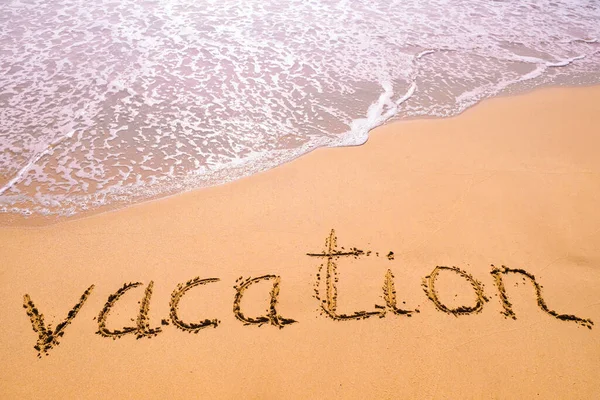 Woord Vakantie Hand Geschreven Het Zand Met Een Zeegolf Sluiten — Stockfoto