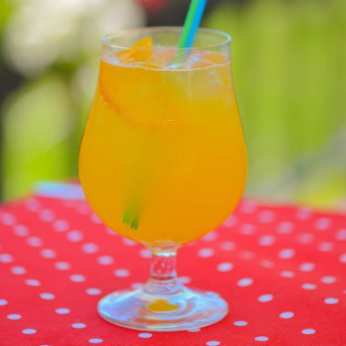 Mango naneli limonlu kokteyl bardakta ve dışarıda plastik pipetle. Soğuk, ferahlatıcı yaz içeceği. Mevsimlik içki, alkol kokteyli. Kopyalama alanı olan pankart.