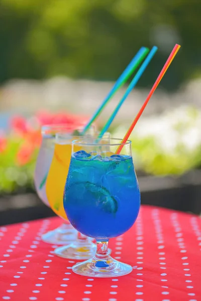 Três Refrigerantes Gelados Com Água Com Gás Refrescante Bebida Verão — Fotografia de Stock