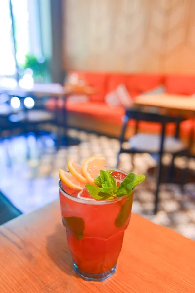 Bebida Cóctel Frutas Rojas Con Frambuesa Menta Hielo Una Mesa — Foto de Stock