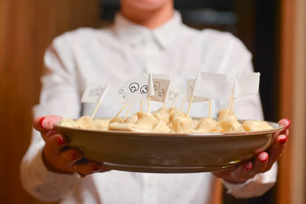 Servitören Serverar Georgiska Köttbullar Som Kallas Khinkali Läcker Middag Georgiskt — Stockfoto