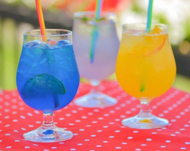 Sodalı üç buzlu içecek, ferahlatıcı yaz içeceği. Dışarıdaki bardakta buzlu alkol kokteyli. Boşluk afişini kopyala.
