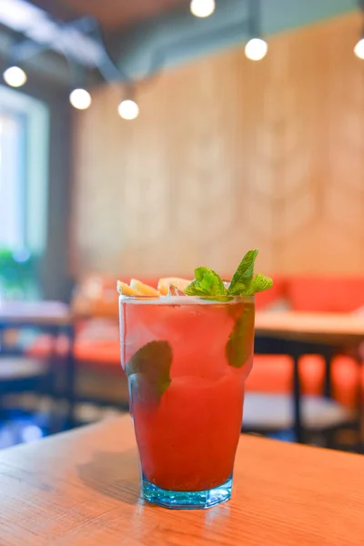 Bebida Cóctel Frutas Rojas Con Frambuesa Menta Hielo Una Mesa — Foto de Stock