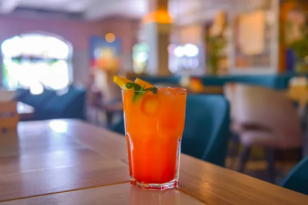 Cóctel Naranja Rojo Con Jarabe Cítricos Limón Fresco Servido Una — Foto de Stock