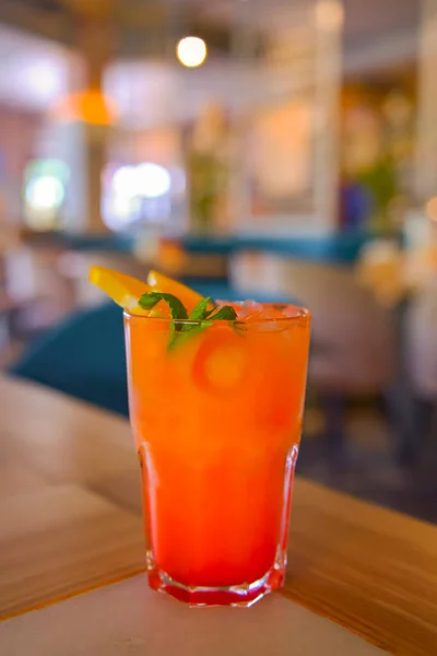 Cóctel Naranja Rojo Con Jarabe Cítricos Limón Fresco Servido Una — Foto de Stock