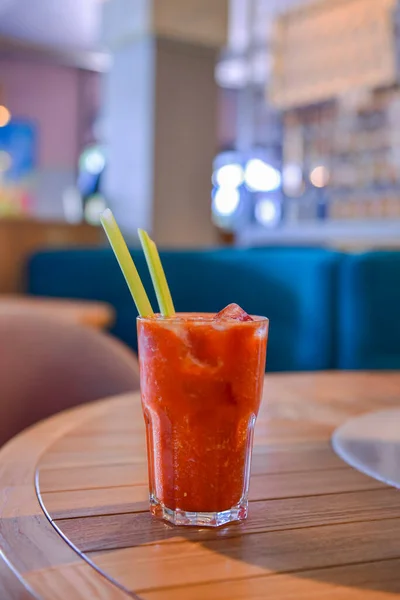 Cóctel Naranja Rojo Con Jarabe Cítricos Limón Fresco Servido Una — Foto de Stock