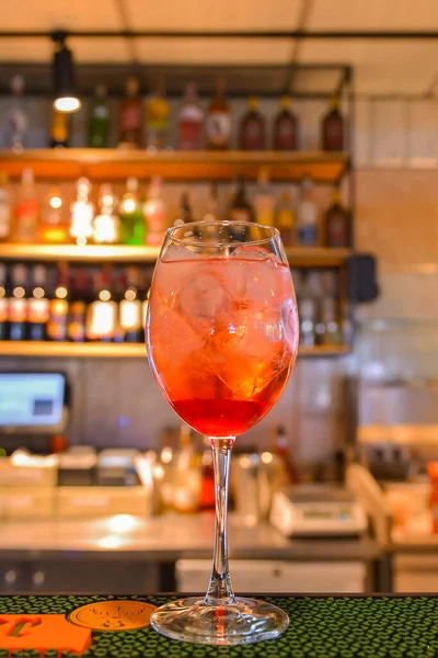 Copo Com Cocktail Citrinos Vermelhos Bebida Verão Álcool Copo Vinho — Fotografia de Stock