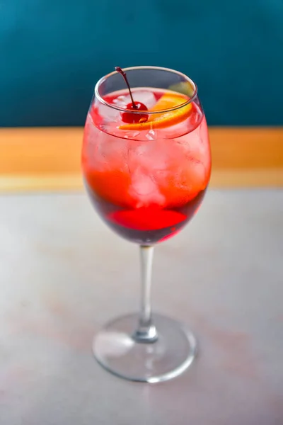 Una Copa Con Cóctel Cítricos Rojos Bebida Verano Con Alcohol — Foto de Stock
