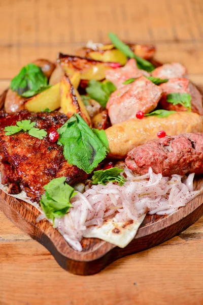 Georgian Dinner Meat Sausages Baked Potatoes Fresh Greenery Served Wooden — Stock Photo, Image