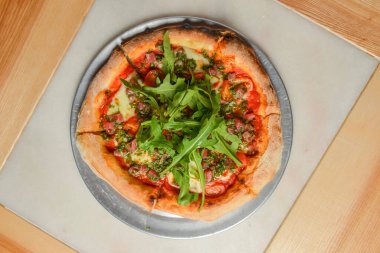 Taze İtalyan klasik orjinal Pepperoni Pizza ahşap masada servis edilir. İtalyan mutfağı, lezzetli yemek..