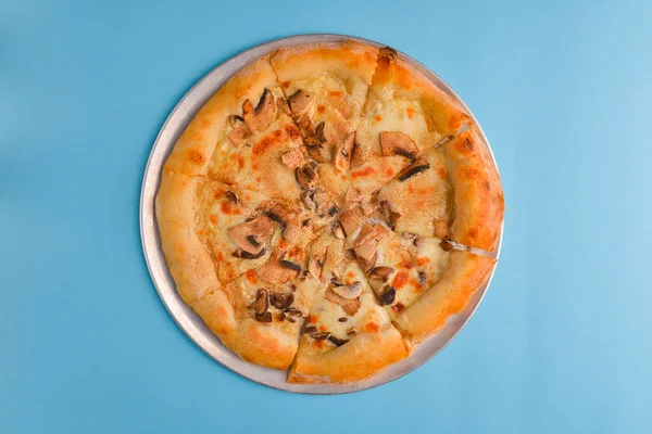 Cała Włoska Pizza Serem Grzybami Metalowej Tacy Nad Jasnoniebieskim Pastelowym — Zdjęcie stockowe