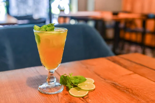 Bicchiere Cocktail Agrumi Alcolici Con Limone Lime Tavolo Legno Con — Foto Stock