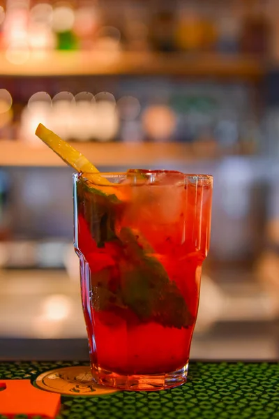 Bebida Cóctel Frutas Rojas Con Frambuesa Menta Hielo Una Mesa — Foto de Stock