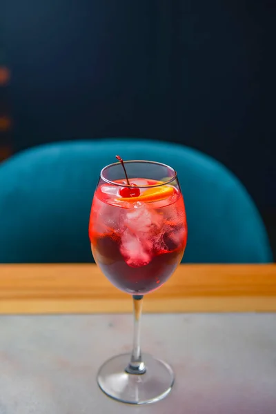 Una Copa Con Cóctel Cítricos Rojos Bebida Verano Con Alcohol —  Fotos de Stock