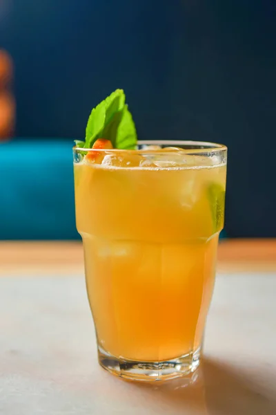 Glas Alcohol Citrus Cocktail Met Citroen Limoen Een Houten Tafel — Stockfoto
