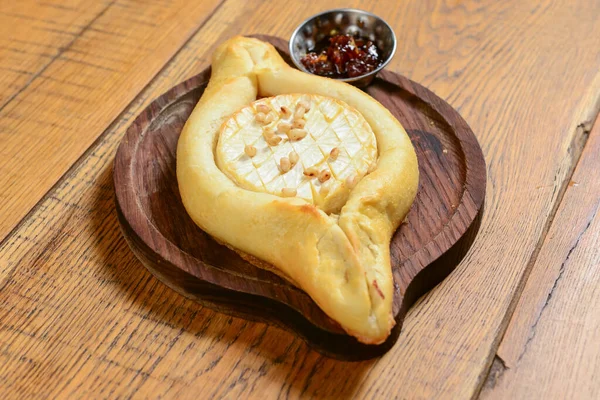 Khachapuri Serem Brie Serwowanym Drewnianej Desce Tradycyjny Posiłek Koncepcja Kuchni — Zdjęcie stockowe