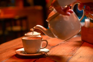 Restorandaki ahşap bir masada servis edilen beyaz çay seti. Çay zamanı. Seramik çay seti. Hayat, dışarıda yemek kavramı..