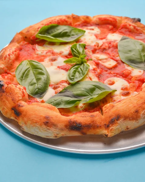 Pizza Margherita Com Queijo Mussarela Tomate Fresco Decorado Com Folhas — Fotografia de Stock
