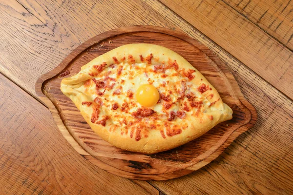 Peynir Yumurtalı Hhachapuri Ahşap Bir Masada Servis Edilen Tahta Bir — Stok fotoğraf