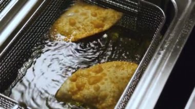 Ayçiçeği yağında kızartılmış etli börek, kızartma. Fast food, abur cubur. Geleneksel Gürcü yemeği. Mutfakta yemek yapma süreci..