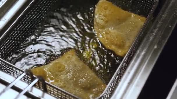 Pasteitjes Cheburk Met Vlees Gebakken Zonnebloemolie Frituur Fast Food Junkfood — Stockvideo