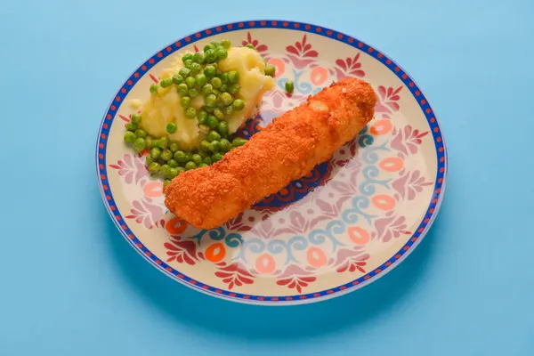 Mosad Potatis Med Ärtor Och Friterat Kött Serveras Färgglad Platta — Stockfoto