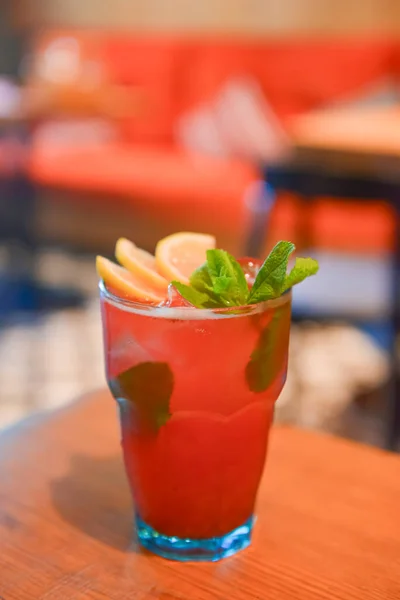 Rood Fruit Cocktail Drankje Met Frambozen Munt Ijs Donker Rustieke — Stockfoto
