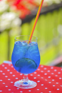Buzlu ve limonlu mavi curacao kokteyli. Soğuk, ferahlatıcı yaz içeceği. Mevsimlik içki, alkol kokteyli. Kopyalama alanı olan pankart.