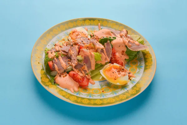 Salada Mista Presunto Ovos Fervidos Alface Molho Conceito Refeição Deliciosa — Fotografia de Stock