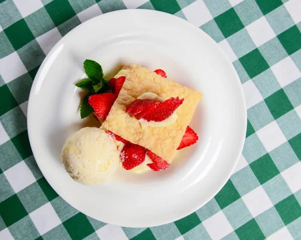 Napoleonkuchen Mit Erdbeeren Und Vanilleeis Konzept Der Italienischen Küche Traditionelles — Stockfoto