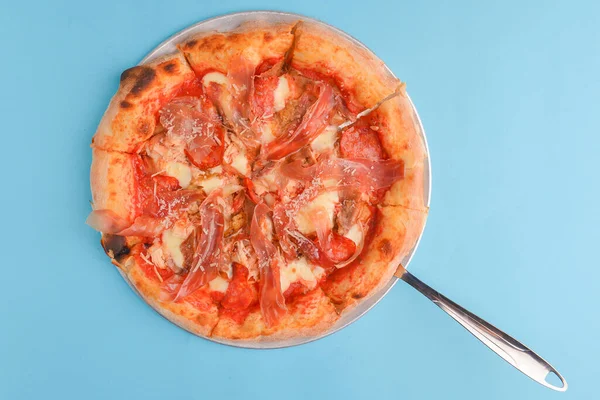 Cała Włoska Pizza Serem Grzybami Metalowej Tacy Nad Jasnoniebieskim Pastelowym — Zdjęcie stockowe