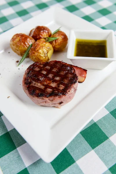 Gegrilltes Beefsteak Serviert Mit Ofenkartoffeln Und Sauce Auf Einem Weißen — Stockfoto
