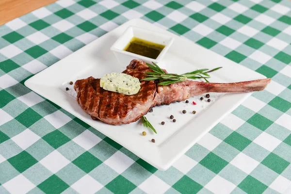 Parrilla Tomahawk Con Especias Salsa Servida Plato Cuadrado Blanco Sobre — Foto de Stock