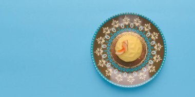 Çikolatalı hindistancevizli mango chia tohumu tatlısı. Kutlama ya da sevgililer günü için lezzetli ve tatlı yiyecekler. Parlak pastel mavi arka planda eşsiz bir tabakta servis ediliyor. Boşluk afişini kopyala.